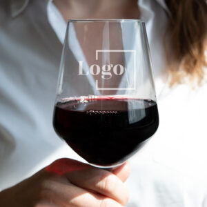 Gepersonaliseerd en gegraveerd rood wijnglas met eigen ontwerp, ideaal voor unieke geschenken.