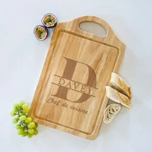 Gegraveerde houten snijplank met handvat, perfect voor stijlvol snijden en serveren.