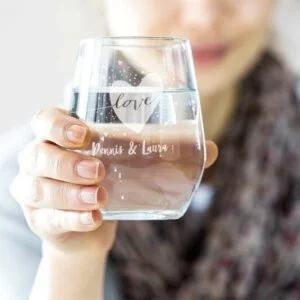 Gepersonaliseerd en gegraveerd waterglas met eigen ontwerp, ideaal voor unieke geschenken.