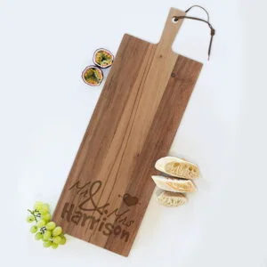 Tapasplank graveren van teakhout, perfect voor het serveren van hapjes.