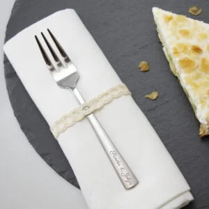 Taartvork graveren met eigen ontwerp, ideaal voor unieke geschenken.