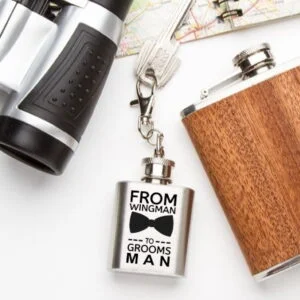 Heupfles sleutelhanger graveren, ideaal voor gepersonaliseerde geschenken met eigen ontwerp of logo.