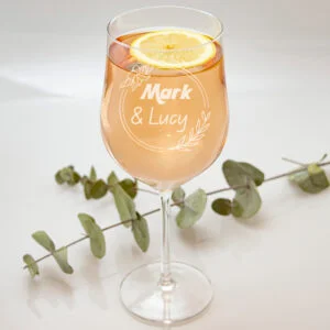 Cocktailglas graverenmet eigen ontwerp, ideaal voor unieke geschenken.