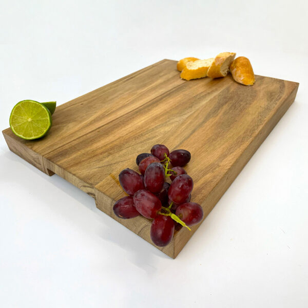 Gepersonaliseerde teakhouten snijplank met gravure, ideaal cadeau voor elke keukenliefhebber