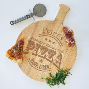 Gegraveerde pizzaplank met pizzames, perfect gepersonaliseerd voor het serveren en snijden van pizza.