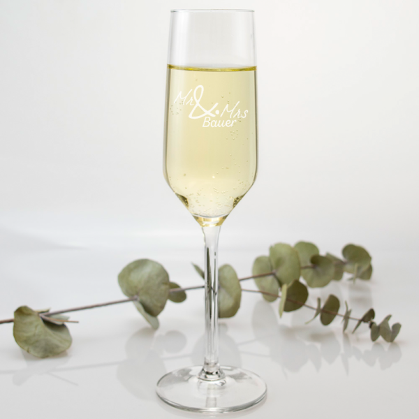 Champagneglas gravieren mit eigenem Design – Personalisiertes Glas für Hochzeiten und besondere Anlässe