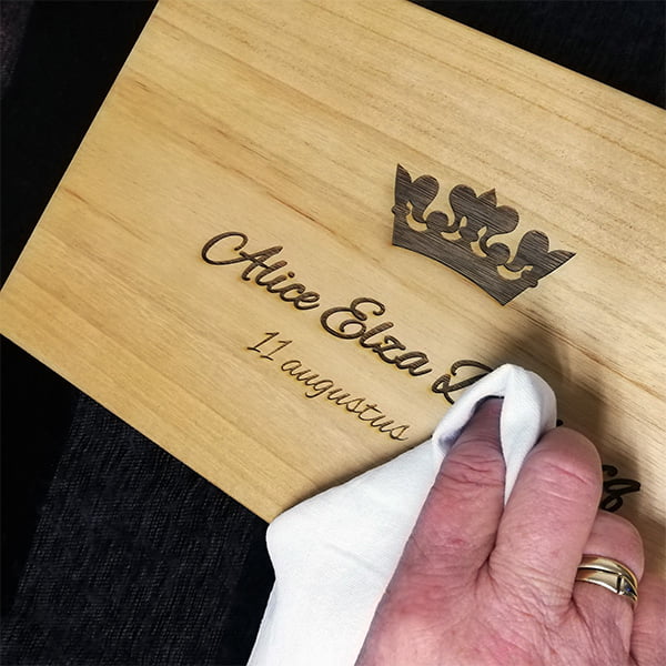 Houtgravure close up handgemaakt wegpoetsen wijnkist graveren | Gepersonaliseerde cadeaus